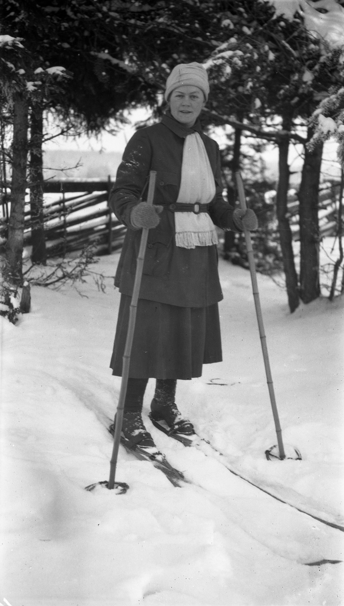 Uidentifisert kvinne på ski.