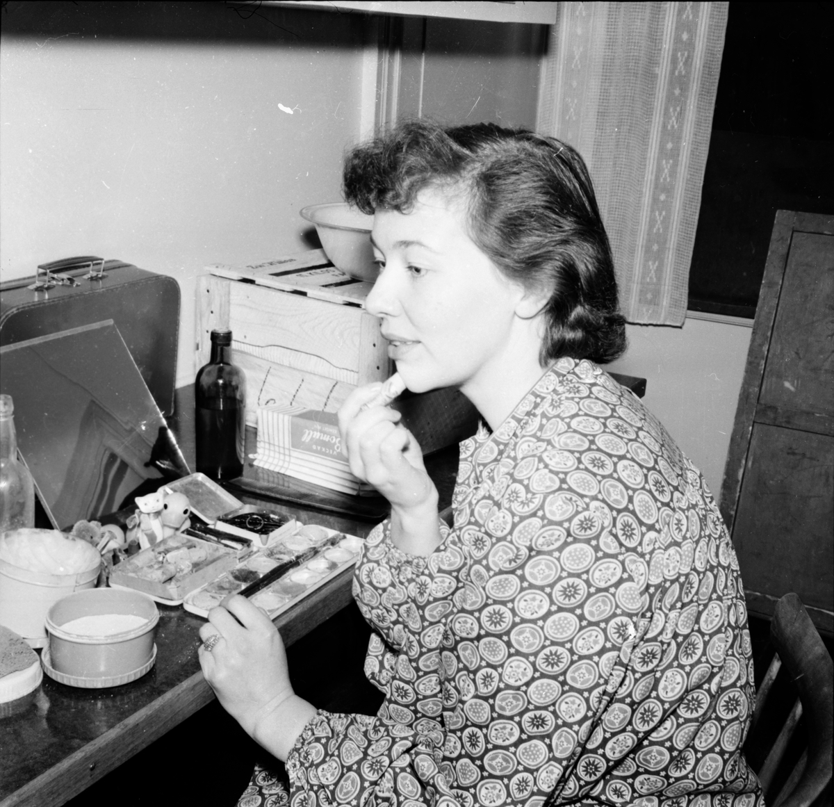 Skådespelare Emy Storm hemma i S. kyrkbyn
8/10 1956