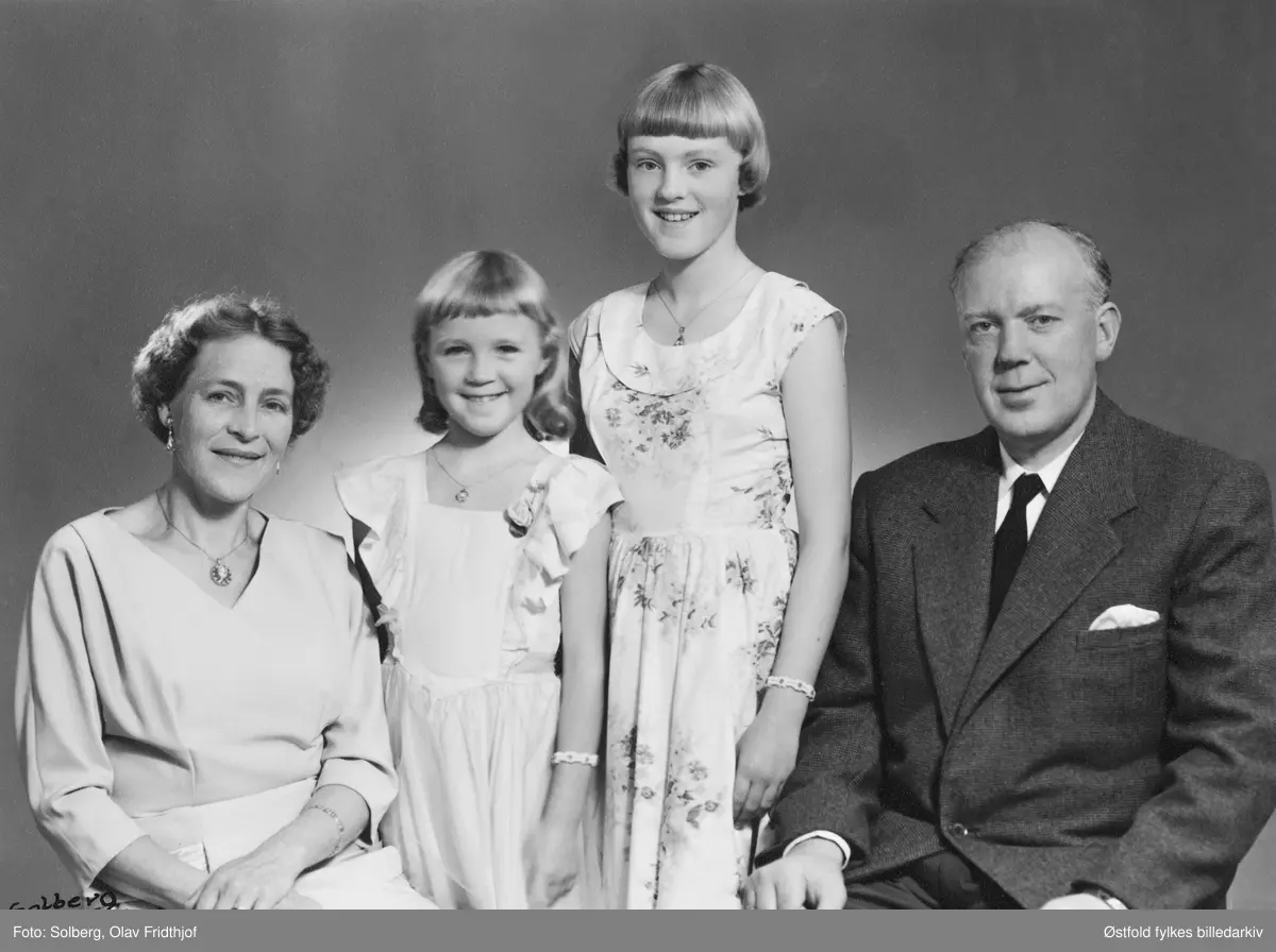 Gruppeportrett av familien Skjøren i Sarpsborg 1958.
Fra vestre Astrid Elise Skjøren, Elisabeth Skjøren (Haslie), Eileen Skjren (Alsterberg), Reidar Skjøren.