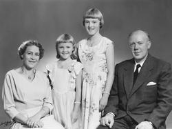 Gruppeportrett av familien Skjøren i Sarpsborg 1958.
Fra ve