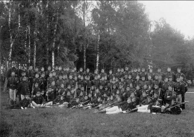 Gruppbild av artilleriregementet i Karlsborg 1890-talet. Foto: Sjöberg & co, Karlsborg.