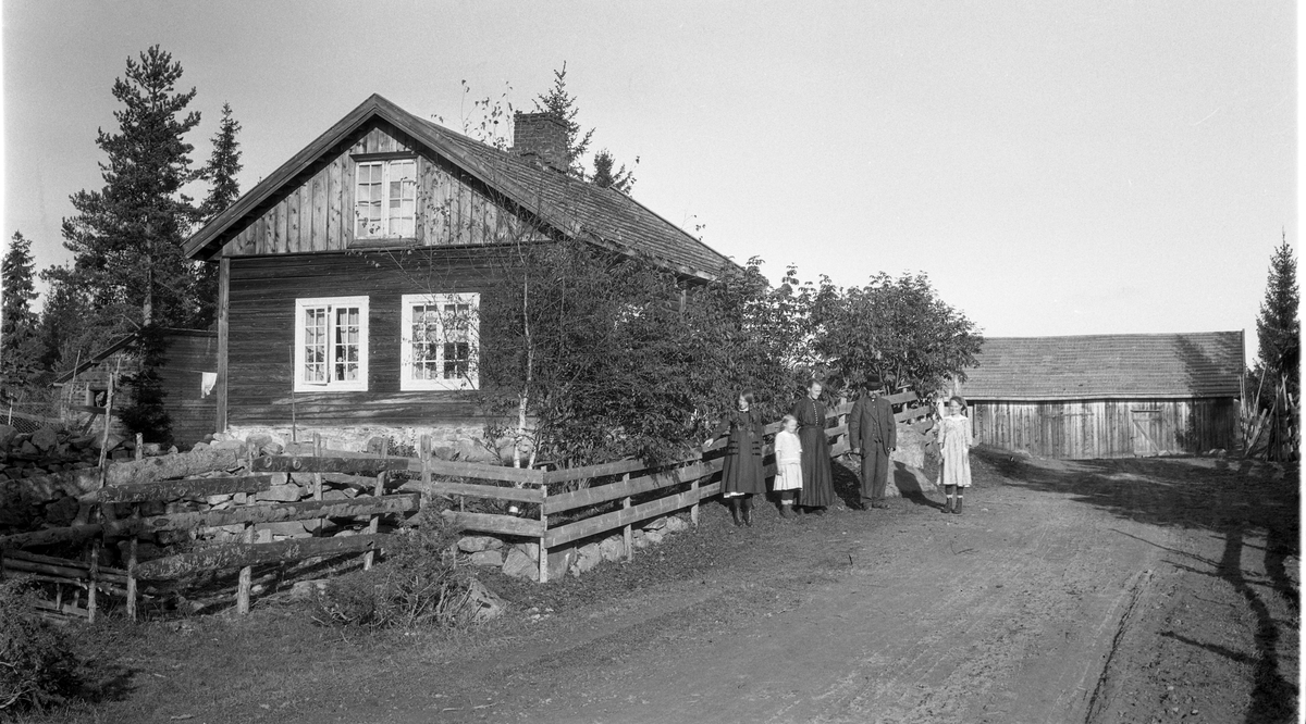 Ekteparet Peder Anton Johansen og Thea Amalie Nilsdatter fra Thune i Lensbygda, Østre Toten, sammen med barna (fra venstre) Anna Otilie, Asta og Martha. Stedet er trolig Thune (under Riise).