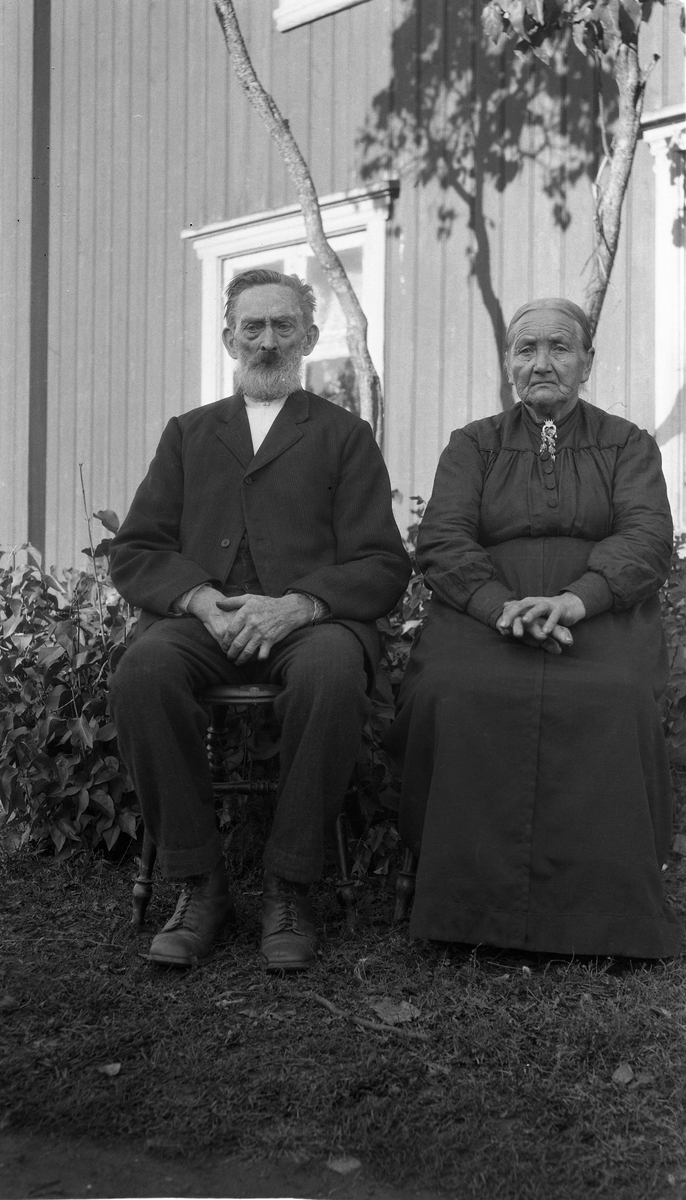 Ekteparet Johannes Ødemajer Solberg og kona Helene Marie, trolig fotografert foran våningshuset på eiendommen sin Solberg på Kraby, Ø.Toten.