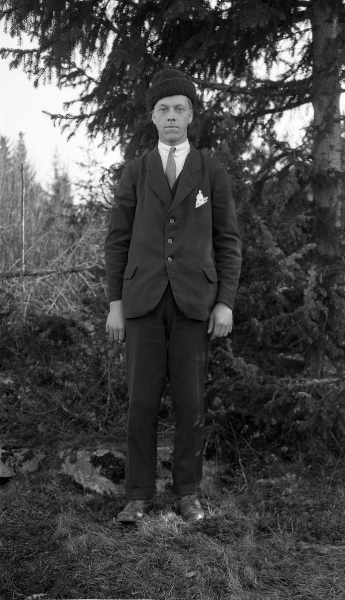 En serie på sju bilder av fire uidentifiserte personer, to kvinner og to menn. På det første bildet alle fire sammen, ellers to-og-to eller enkeltvis.