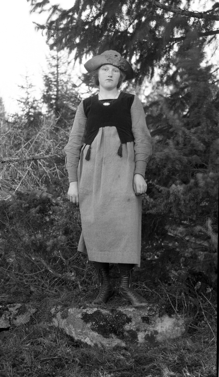 En serie på sju bilder av fire uidentifiserte personer, to kvinner og to menn. På det første bildet alle fire sammen, ellers to-og-to eller enkeltvis.