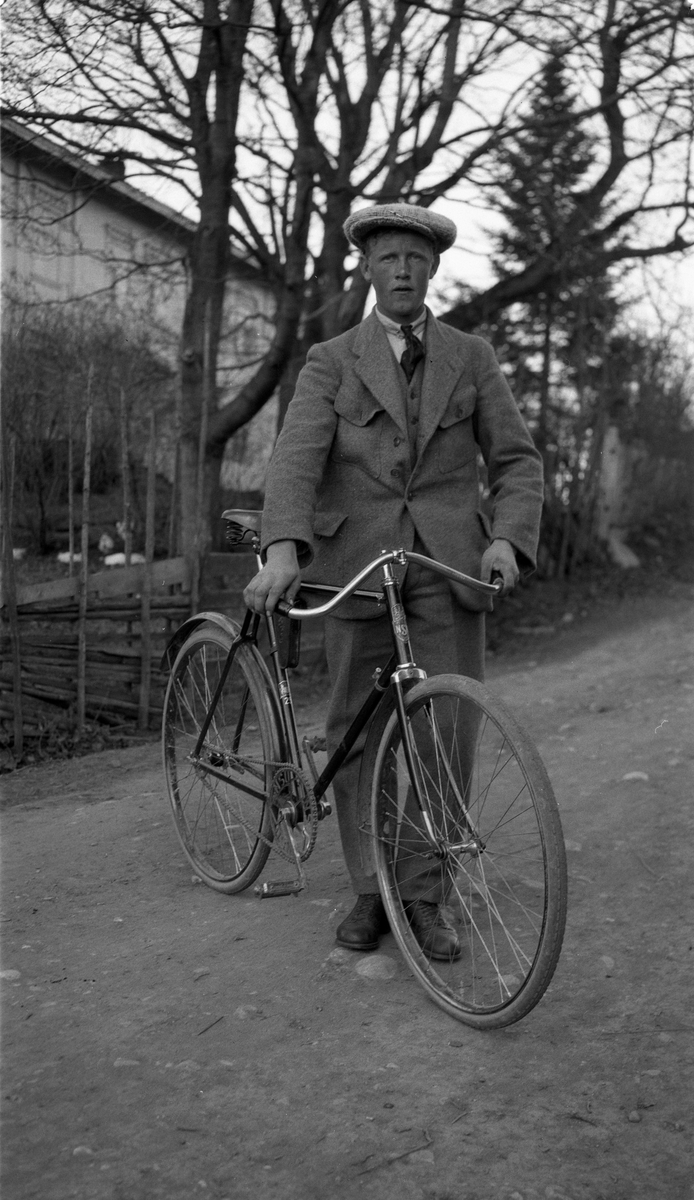 Uidentifisert mann med sykkel.