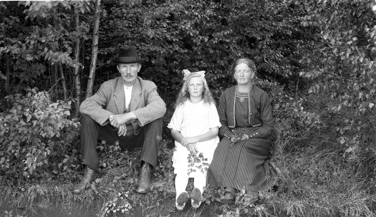 Johan og Augusta Skjønsby med dattera Agnes.
Tre bilder der de tre er sammen på ett, de to voksne på ett, og jenta alene på ett.