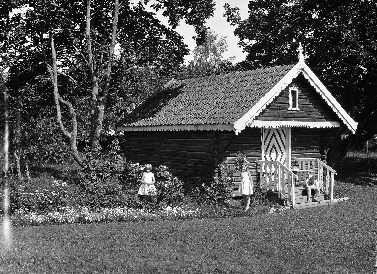 To bilder fra Alfstadhaug på Lillo, Østre Toten. Barna er fra venstre (bilde nr. 1), alle med etternavn Hveem: Kari, Per, og Else.