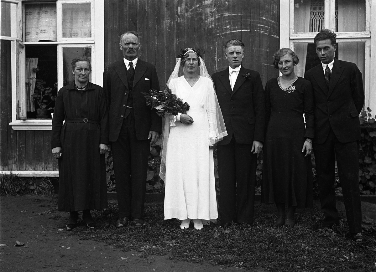 Brudeparet Nils Moe og Hedvig Stjernvang i midten omgitt av: Til venstre Gustav og Mathea Stjernvang, brudens foreldre, til høyre Mary Stjernvang (brudens søster) og Ole Tingvang. Stedet er brudens hjemsted Hellum.