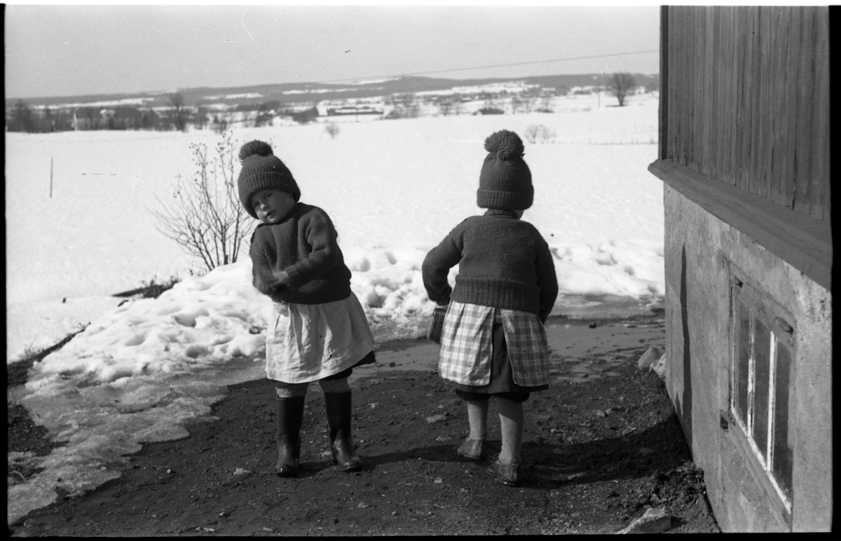 Ragnhild og Alma Pedersen. Trolig Ragnhild til venstre. De to var Trond Pedersens døtre. Han var bror av Karine Røisli, fotografens hustru.