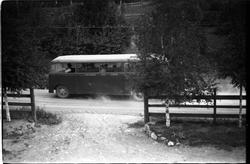 To bilder av hhv. buss og en liten lastebil som passerer for