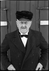 Portrett av August Raddum (iflg. fotografens notat). Fem bil