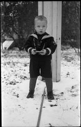 Portrett av et uidentifisert guttebarn. Fire bilder.