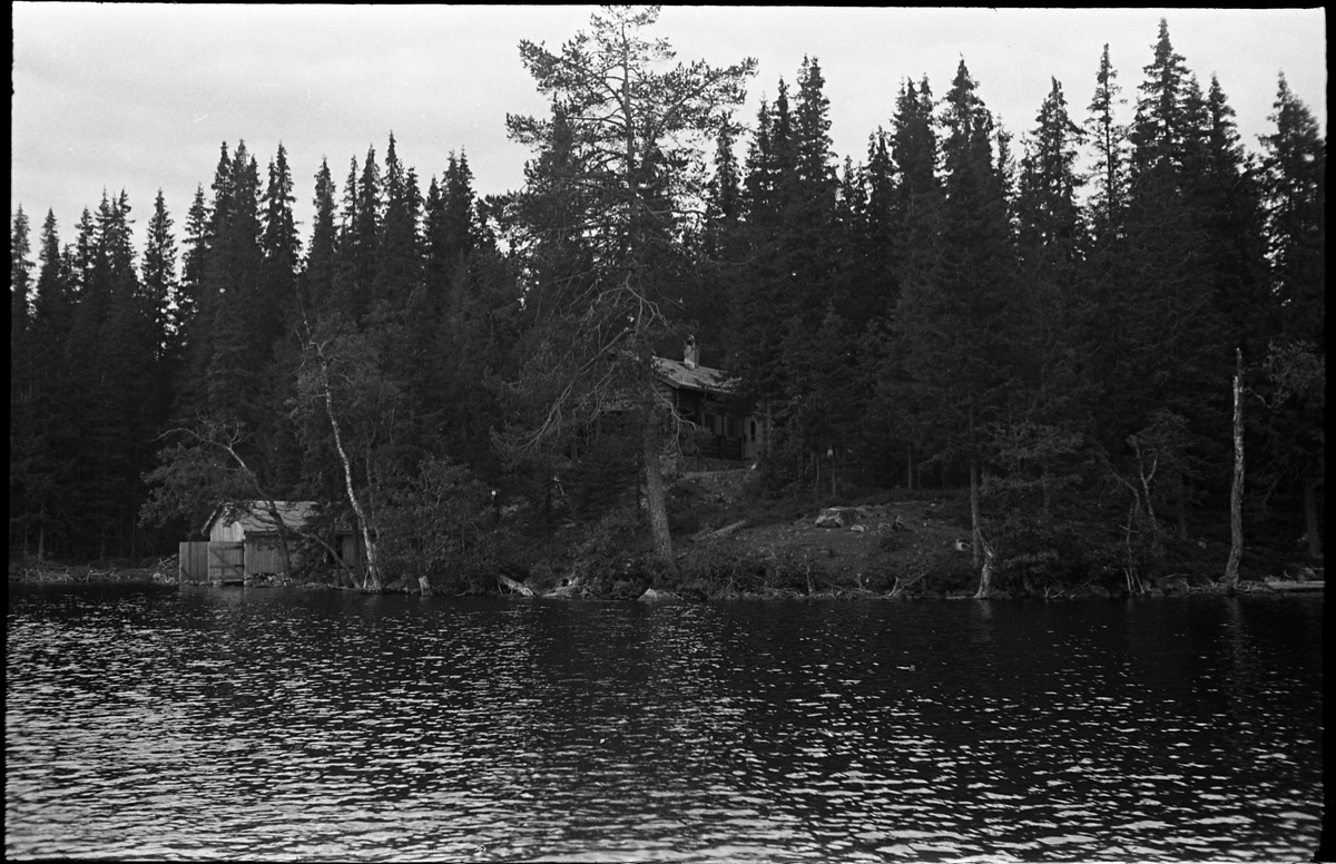 Sogneprest Ingebrigt Holes hytte ved Skjeppsjøen på Totenåsen. Serie på sju bilder hvorav to er tatt fra båt på Skjeppsjøen.