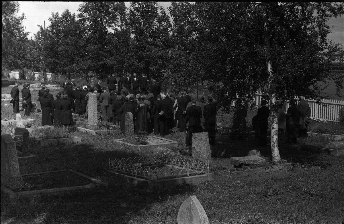Fra en begravelse ved Hoff kirke. Serie på åtte bilder fra kisten bæres ut fra gravkapellet, og på kirkegården.