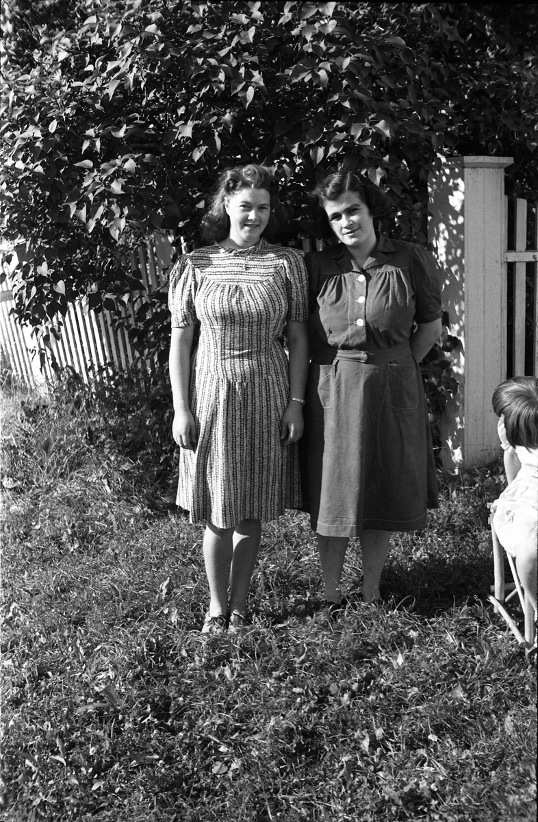 Helfigurs portrett av to kvinner. Til høyre står Rigmor Frogner, mens navnet på personen til venstre skal være Solveig Martinsen, men nærmere identifikasjon foreligger ikke. Bildet er sannsynligvis fra Gile.