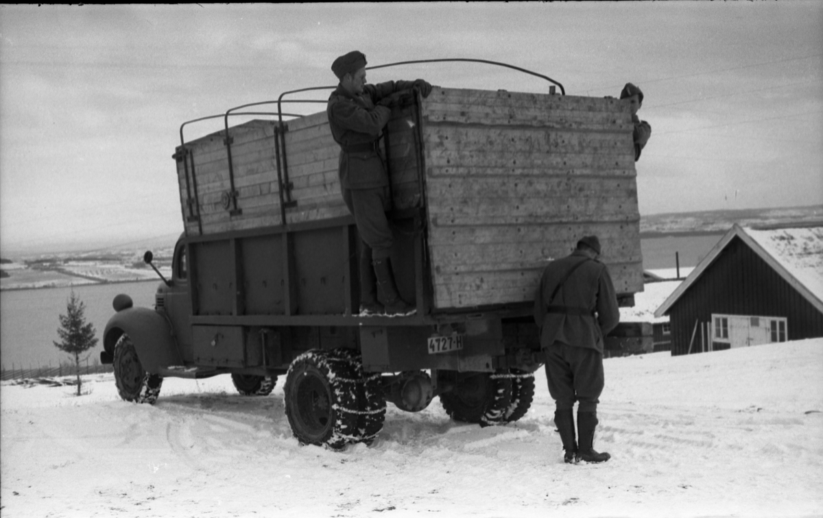 Hestetransport med lastebil ved Hærens Hesteskole på Starum oktober 1948. Serie på 18 bilder.