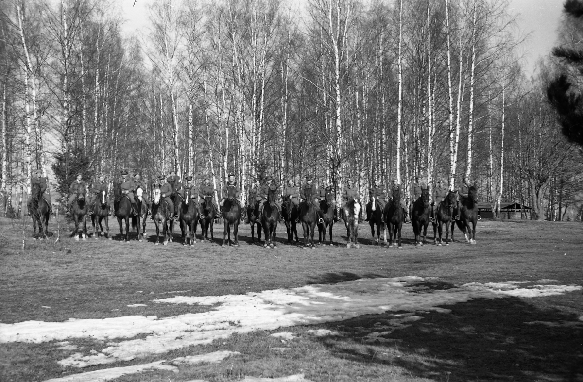 Ryttere på linje. Hærens Hesteskole på Starum mars/april 1949. Noen er identifisert. Fra venstre: Ragnar Mo (nr. 5), Nils Sundby (nr. 6), Sverre Norli (nr. 8), Bjart Ording (nr. 10), Finn Gjestvang (nr. 12), Arne Berg (nr. 14), Ottar Markeng (nr. 16). Fem bilder.
