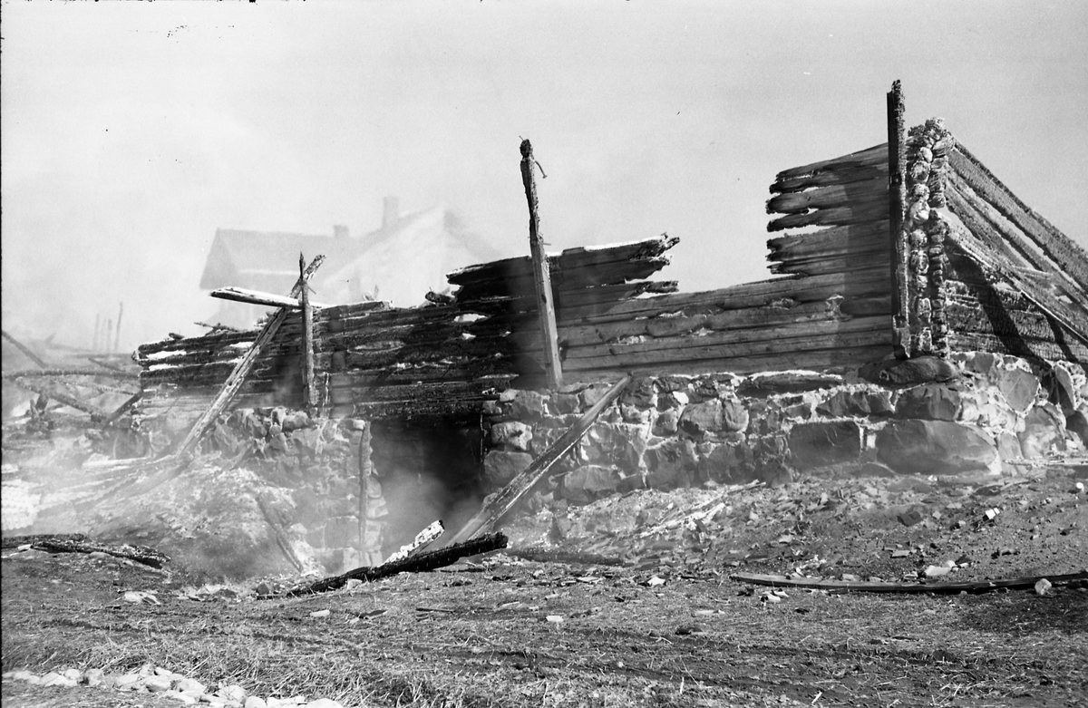 Låvebrann på Buskebakke på Bilitt 1.april 1949. Serie på 17 bilder.