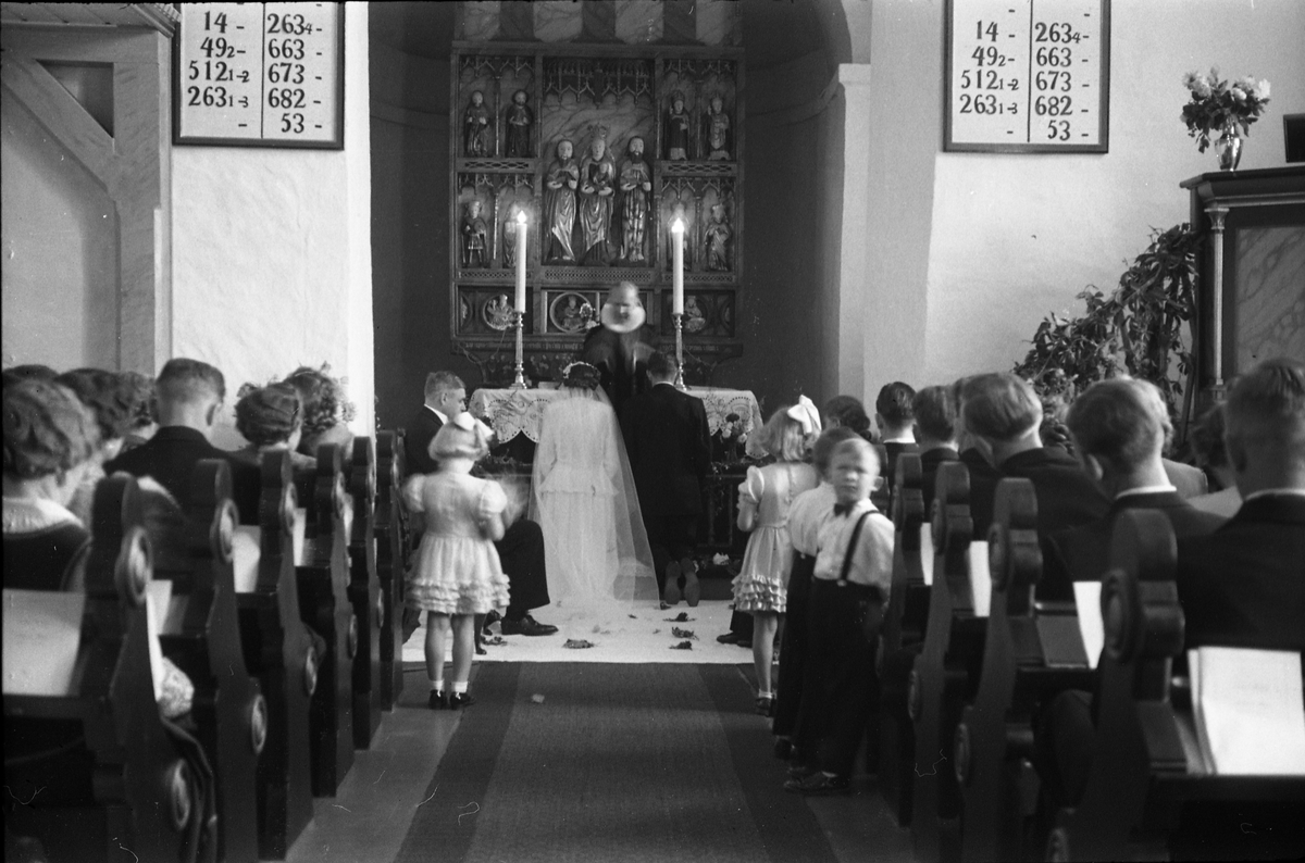 Serie på sju bilder fra vielse i Balke kirke september 1949. Brudeparet er Gudny f.Hveem og Andreas Moe. Brudepikene er Sissel Homb (g.Røisli) til høyre og Kari Aass (g.Johansen) til venstre.