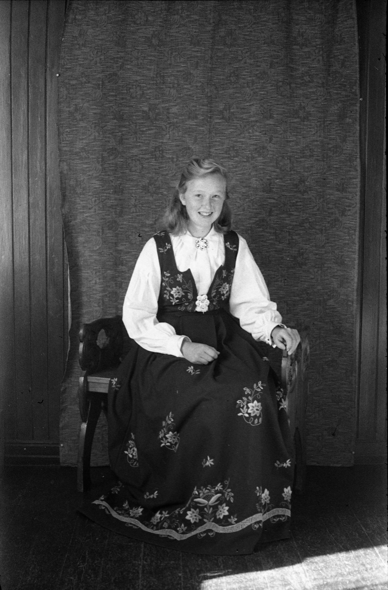 Heidi Raddum, trolig som konfirmant høsten 1949. Åtte bilder.
