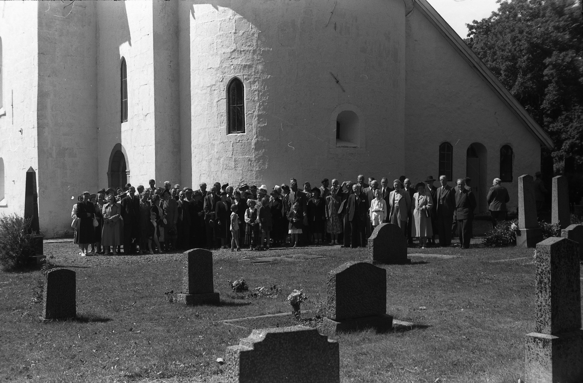 En gruppe personer samlet ved Hoff kirke. Ukjent hvem og i hvilken anledning. Serie på 8 bilder.