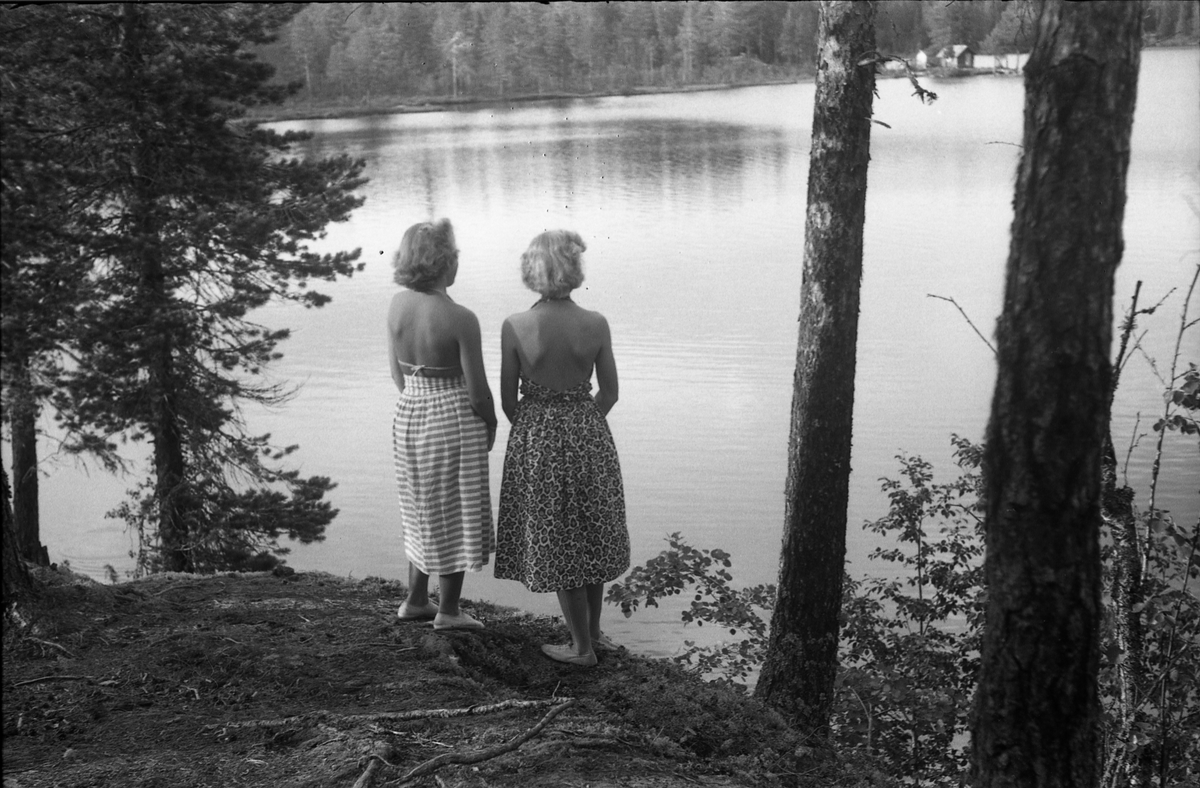 Sigrun Røisli (til høyre) og Astrid Kolstad ved Laupen på Totenåsen sommeren 1950.