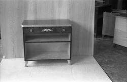 Lavt skap med skuff og hylle. Trolig fra et lokalt snekkerve