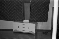 Skap, trolig del av et soveromsmøblement. Muligens et produk