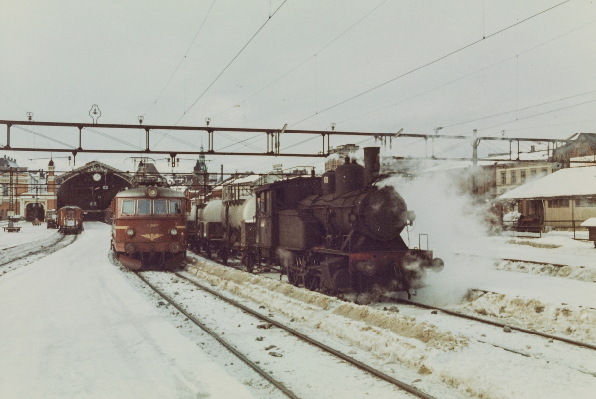 Skifting på Oslo Østbanestasjon med damplokomotive type 23b 441.