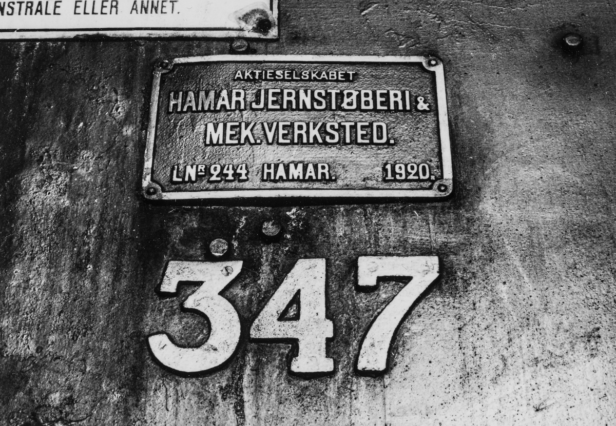 Damplokomotiv type 30b 347 på Eina stasjon.