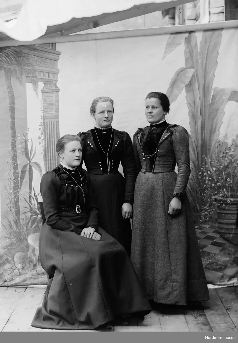 Gruppefoto av tre kvinner. Alle er trolig fra Sunndal kommune. Fra Sunndal museumslags fotosamlinger.