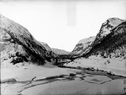 Snø i Sunndal. Gamle Fale bru; "Brekkhaug". Bilde tek oppove