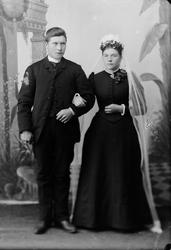 Brudepar. Han med høy snipp (fadermordersnipp). Hun i svart 