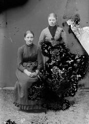 Foto av to unge kvinner. Trolig fra Sunndal kommune. Fra Sun