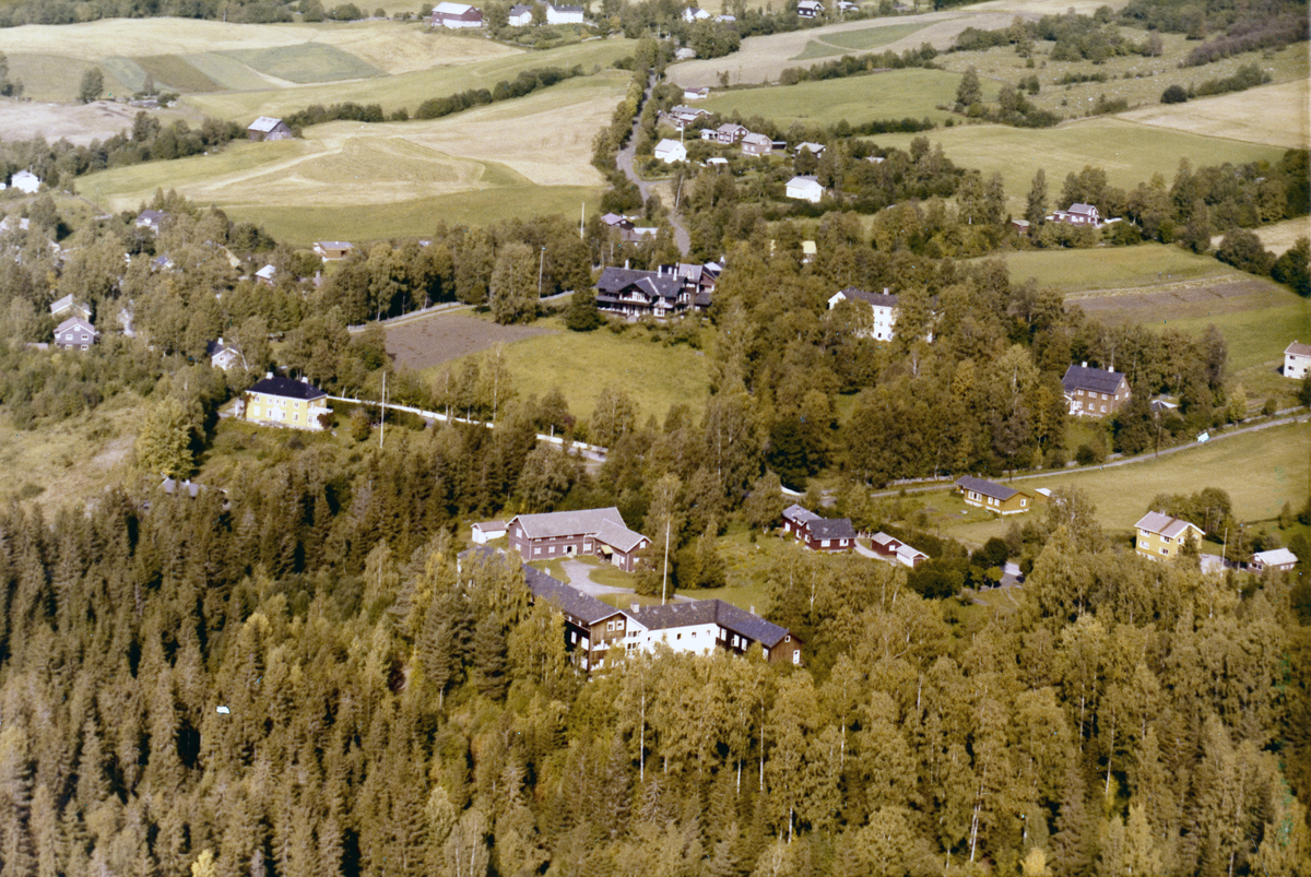 Gausdal, Follebu, kulturlandskap, bygninger, midt i bilde i forkant Granheim Lungesykehus og bak Kornhaug som tidligere var sanatorium.
