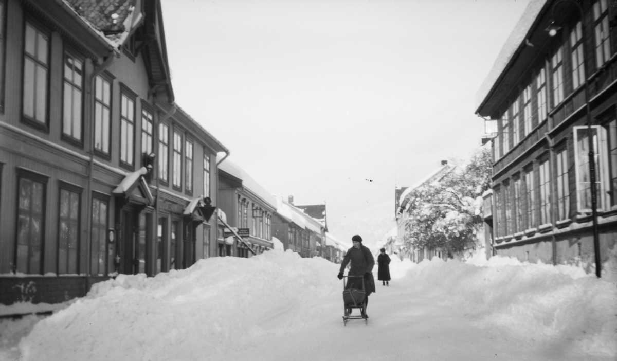 Vinter i Storgata på Lillehammer. Astrupgården til venstre og Wiesegården til høyre.