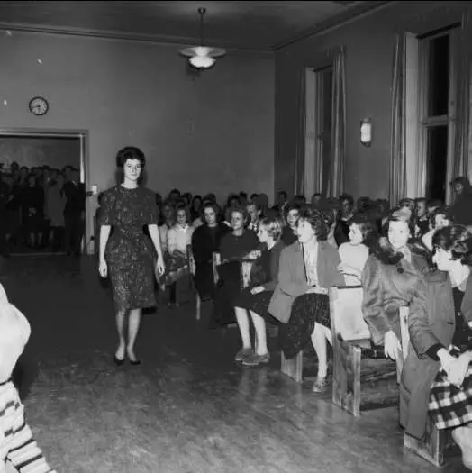 Karlsborg, mannekänguppvisning i Realskolans aula 1960. Endast neg ...