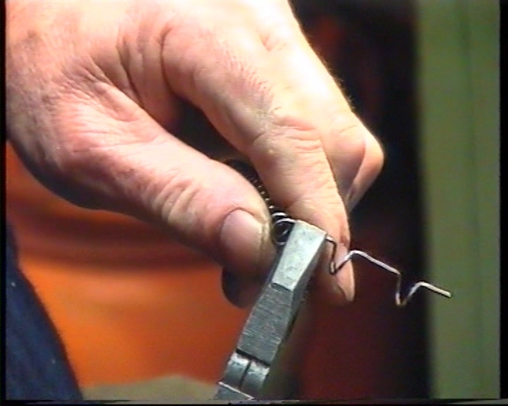 Garmann Holen lagar fiskestong. 
13.03.2000: Handtak, holkar
15.03.2000: Laging av bøylar. Surring, lukking.
Lengde: 00.00-35.07.