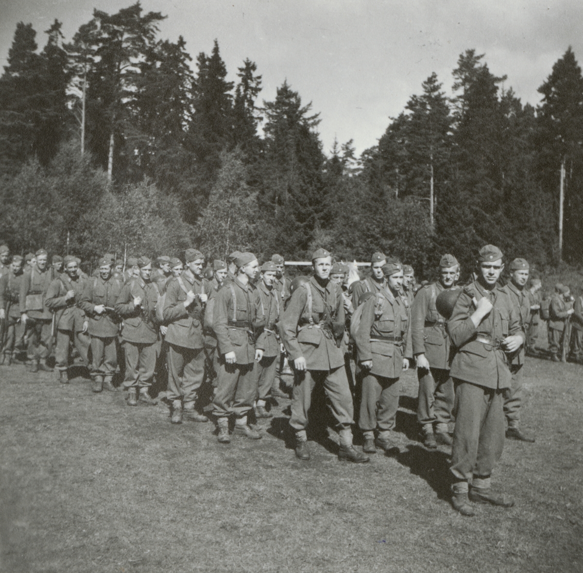 Soldater från Södermanlands regemente I 10 inför marsch.