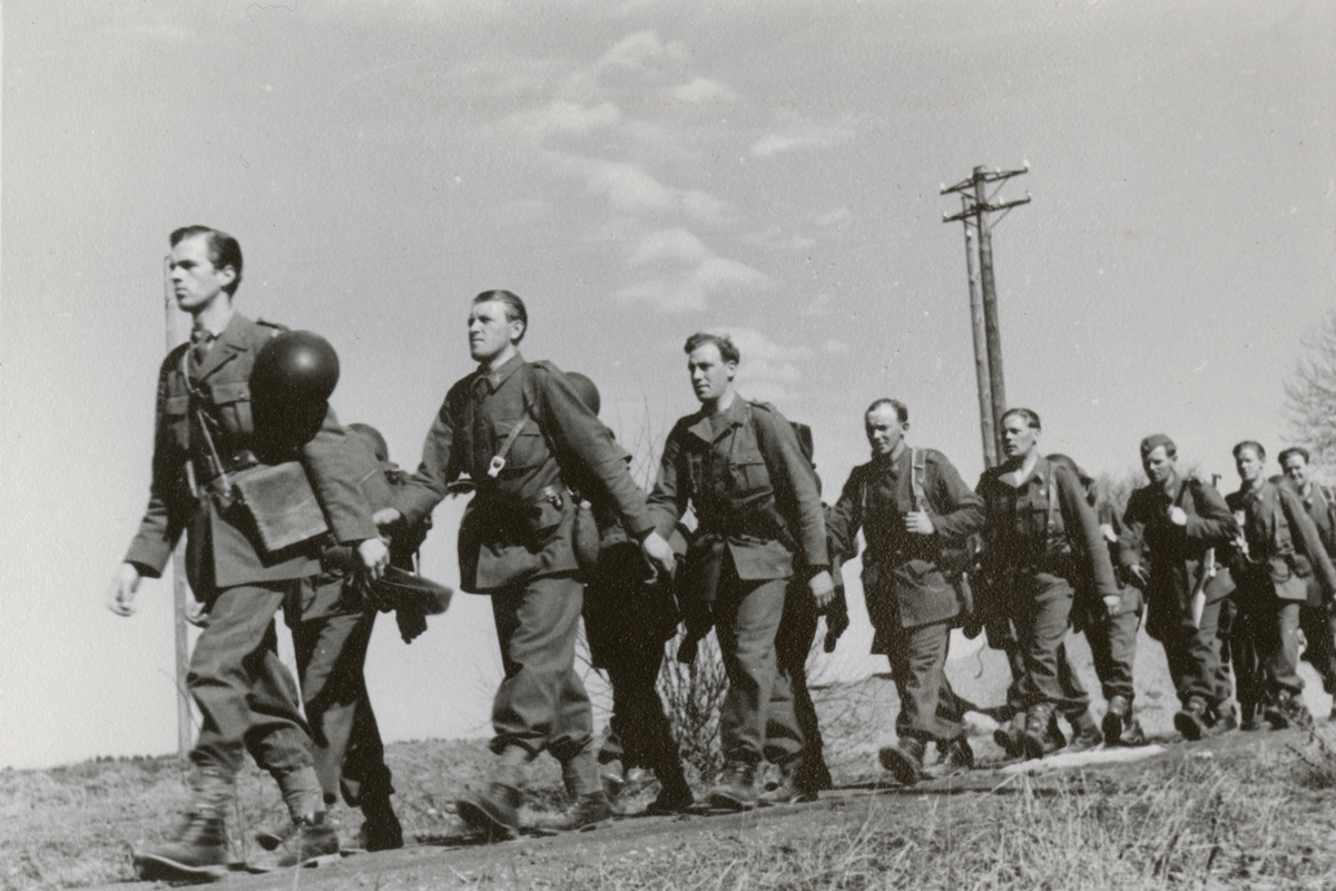 Soldater från Södermanlands regemente I 10 på marsch.