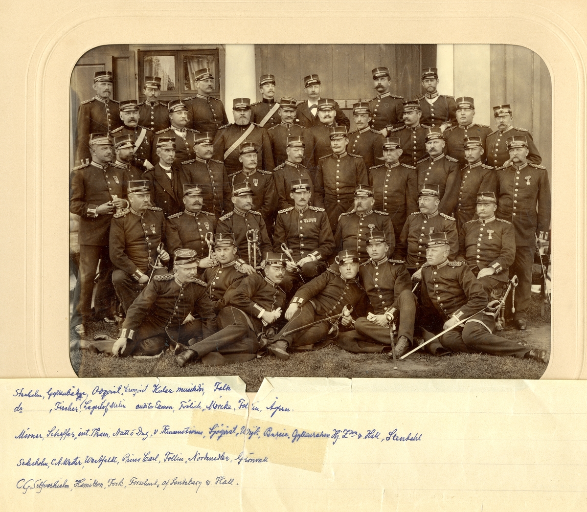 Grupporträtt av officerare från Västgöta regementes officerskår med prins Carl. Regementsmöte 1894.
För namn, se bild nr. 1 och 3.