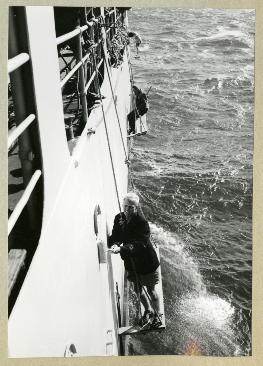 Bilden föreställer tre män som är i arbete med att vårda minfartyget Älvsnabben under långresan 1966-1967.