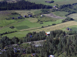 Sør-Fron, Hundorp vestsiden. Gammel bru over Fossåa med Foss