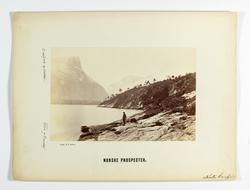 Landskap, fjord- og fjellparti Eresfjorden, Nesset. I forgru