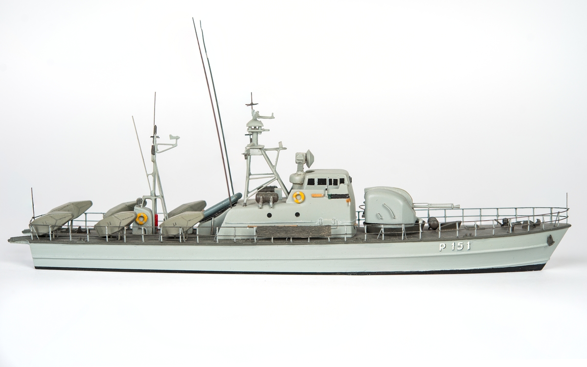 Fartygsmodell av patrullbåten Hugin (P 151) byggd 1977. Med sex robotramper.
