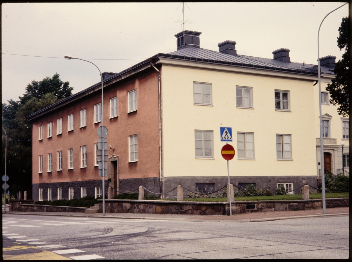 Vänersborg, residenset målas om från rosa till gulvitt.
