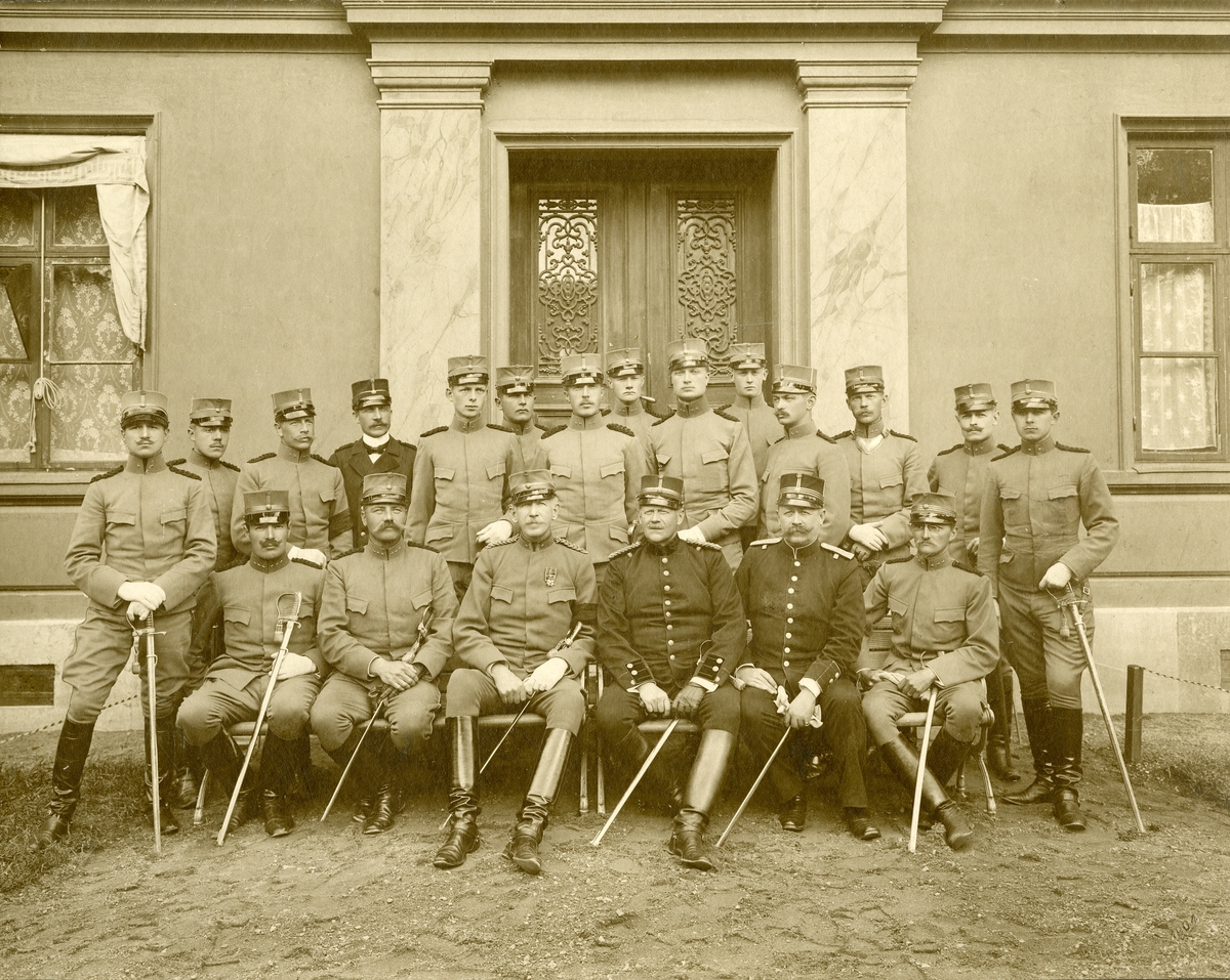 Grupporträtt av officerare vid Göta ingenjörkår Ing 2 i Karlsborg 1904.