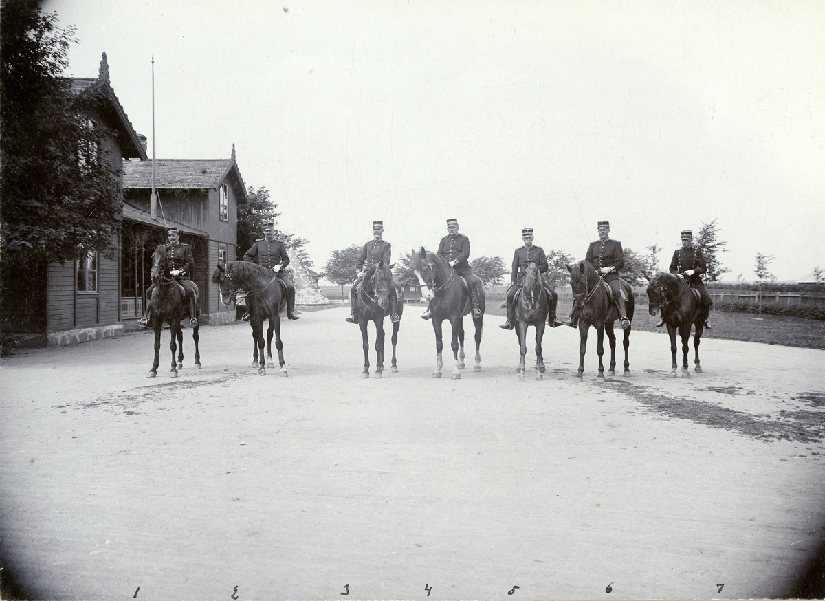 Grupporträtt av officerare vid Norra skånska infanteriregementet I 24, 1899.
För namn, se bild nr. 2.