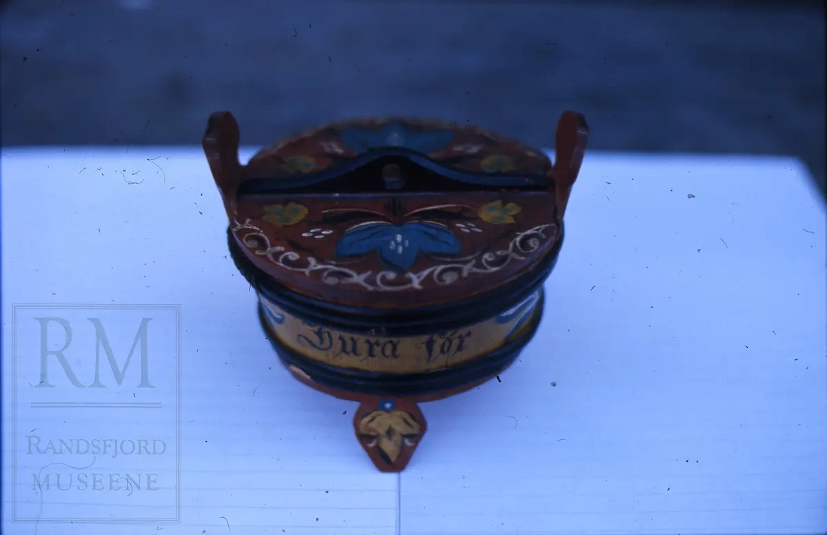 Tiner og boller fra Skjelbreia gård.